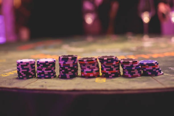 Dadu Online dice on a gaming table